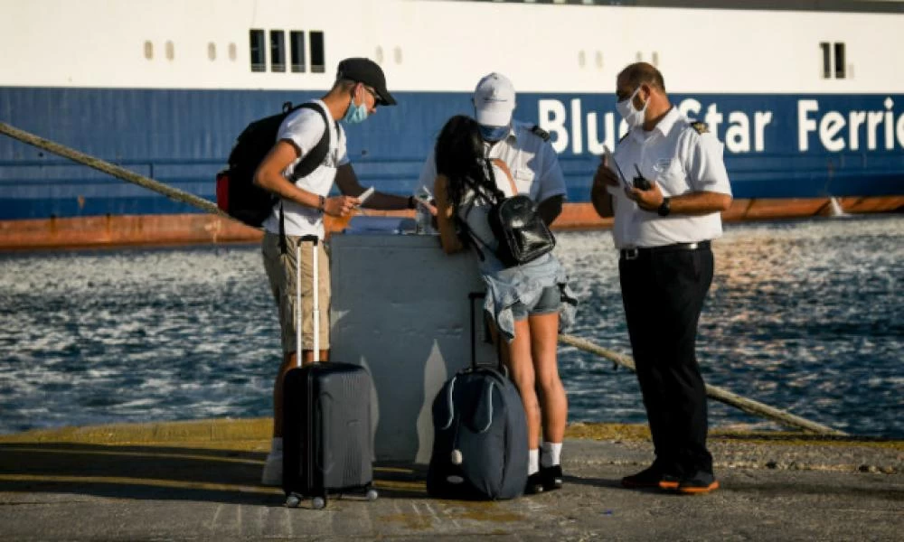 Εγκαταλείπουν την Αθήνα οι αδειούχοι - Αυξημένη η κίνηση στο λιμάνι του Πειραιά